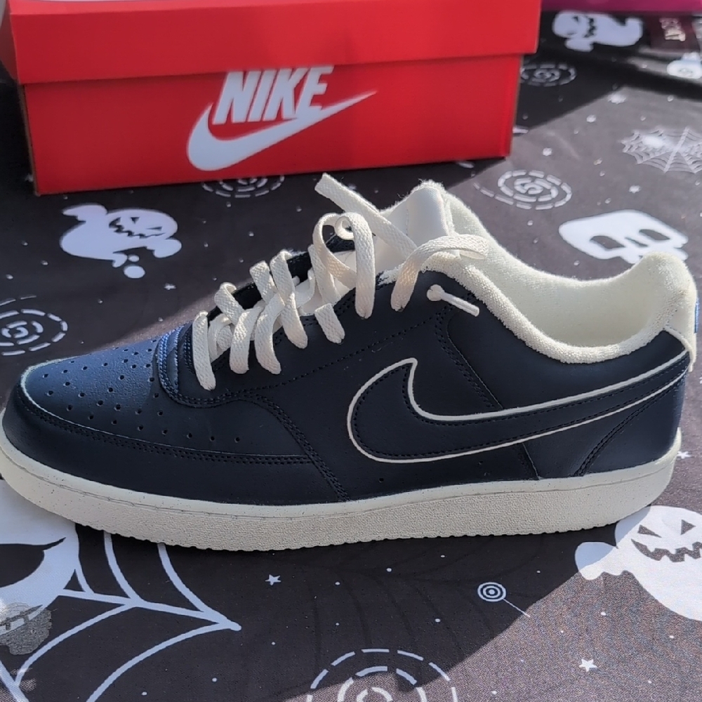 Nike Men's Navy Blue and White Sneakers